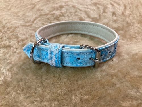 Halsband lichtblauw krokoprint-creme 2.5x45 cm